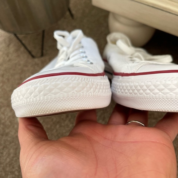 Converse Women’s size 9 - Picture 3 of 8